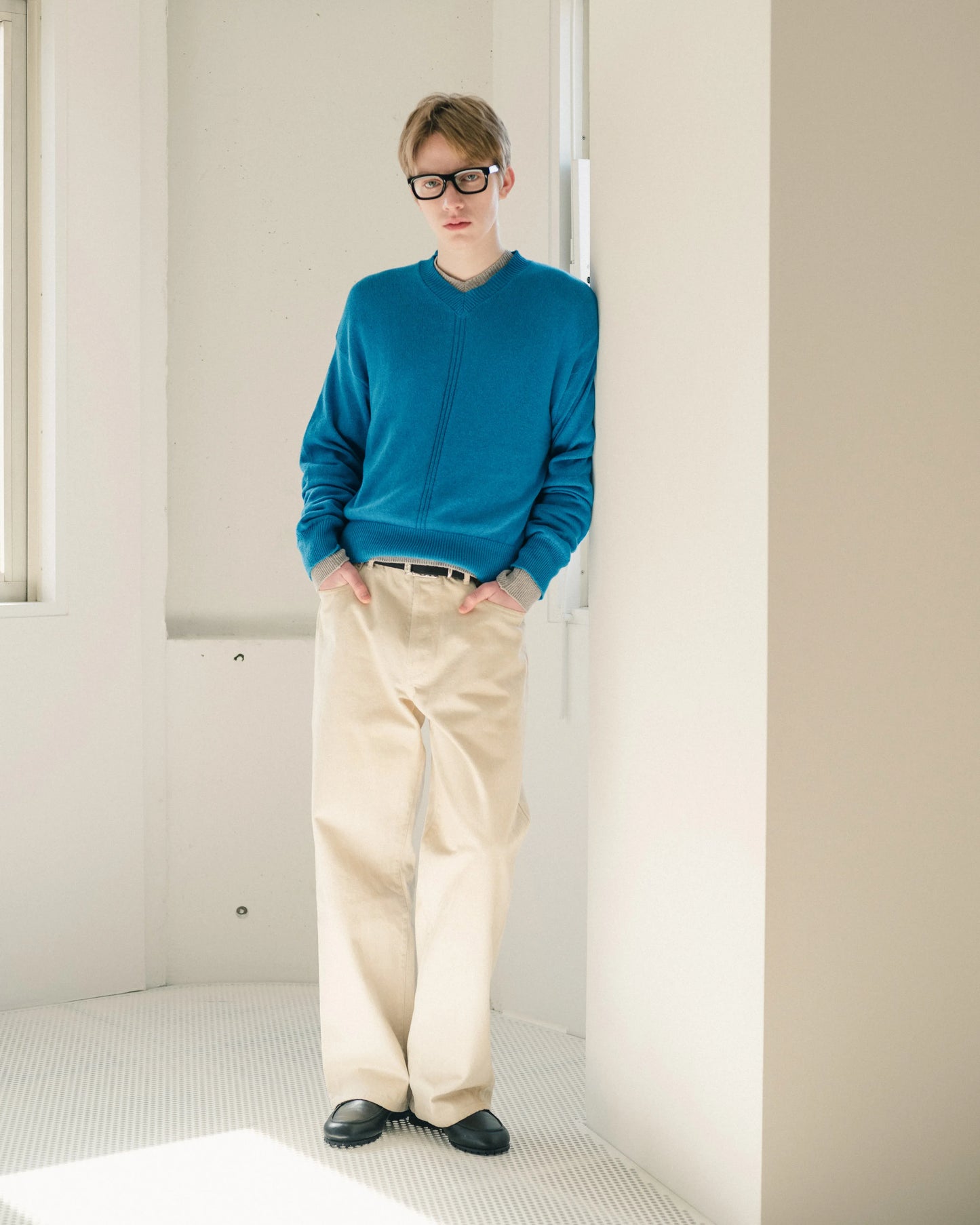 SimplyComplicated - V NECK LIGHT KNIT SWEATER - VIVID BLUE