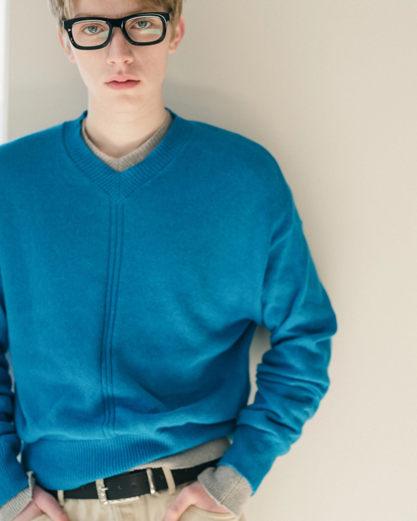 SimplyComplicated - V NECK LIGHT KNIT SWEATER - VIVID BLUE