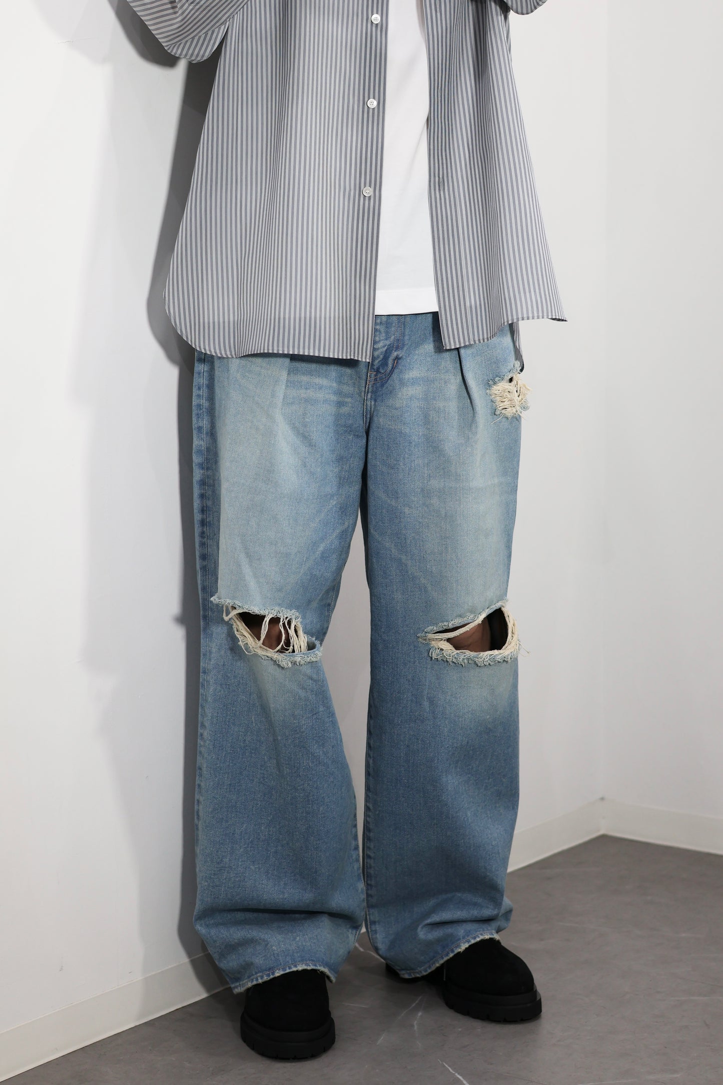 JOHN MASON SMITH / JANE SMITH - 14.5oz DENIM IN TUCK COMFORT TAPERED PANTS - INDIGO BLEACH WASH