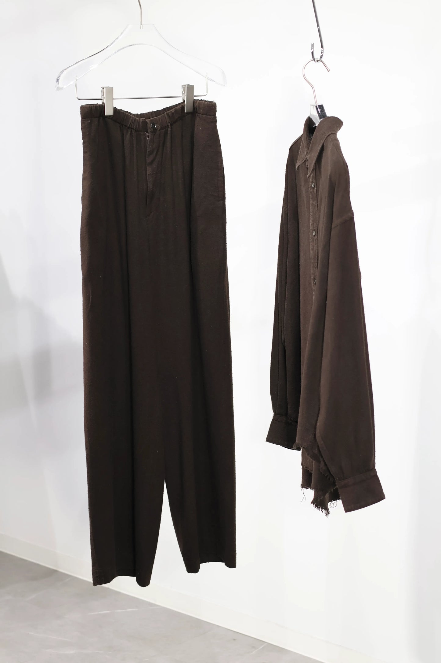 JOHN MASON SMITH / JANE SMITH - SILK NOIL GARMENT DYE OVERSIZED REGULAR COLLAR SHIRT - BROWN