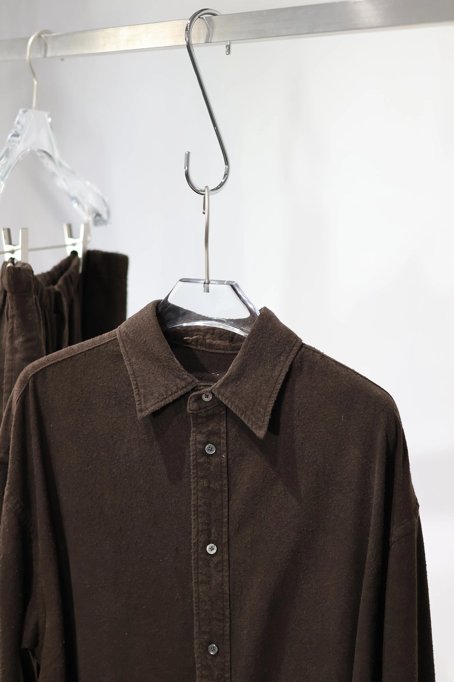 JOHN MASON SMITH / JANE SMITH - SILK NOIL GARMENT DYE OVERSIZED REGULAR COLLAR SHIRT - BROWN