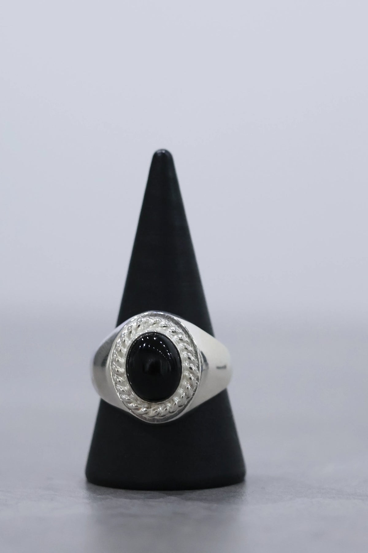 WAKAN SILVER SMITH - Oval Signet Ring with Onyx - R-034ST – un WAKAN SILVER SMITH - Oval Signet Ring with Onyx - R-034ST – un