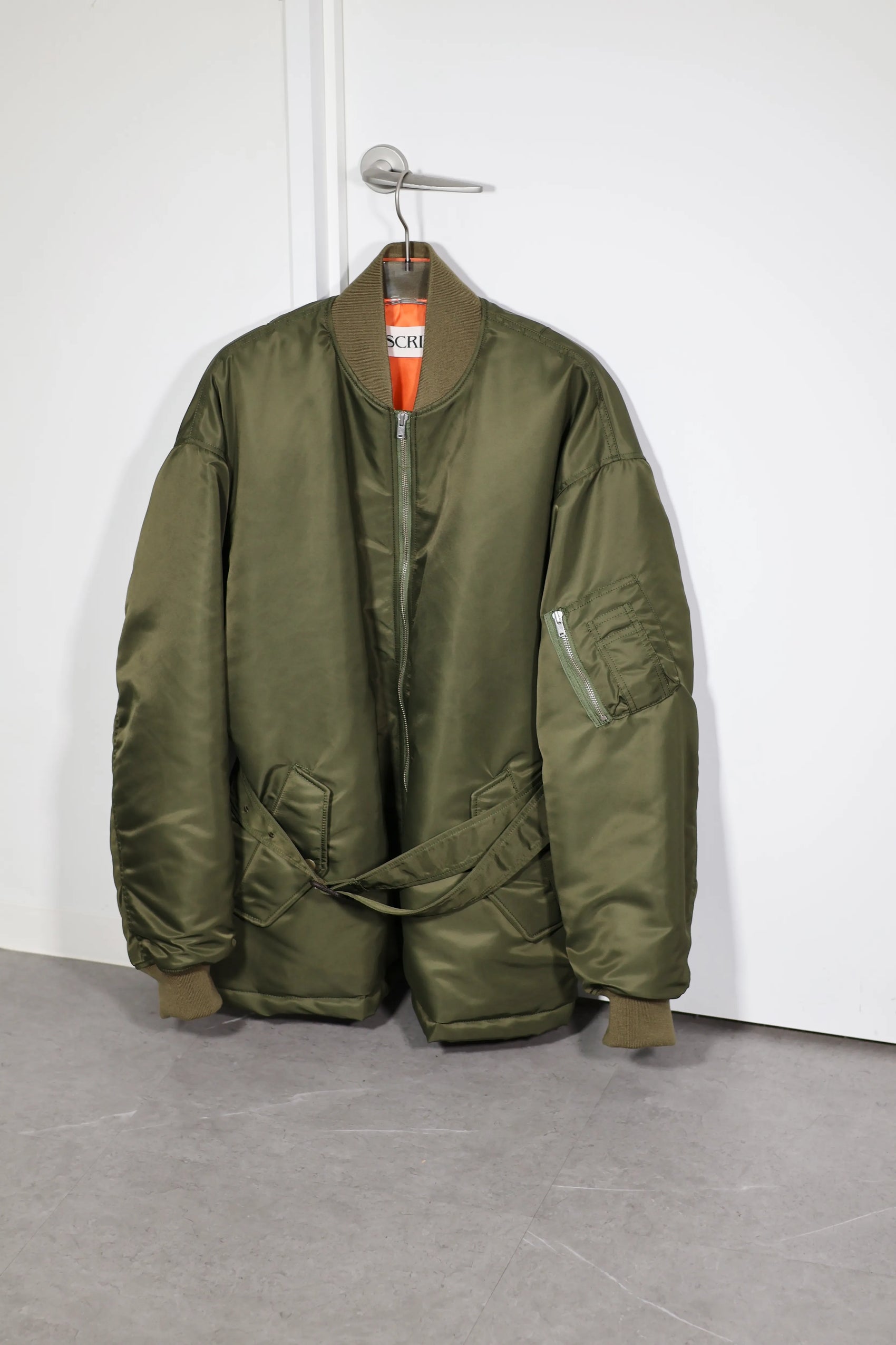 INSCRIRE - MA-1 Half - KHAKI – un INSCRIRE - MA-1 Half - KHAKI – un