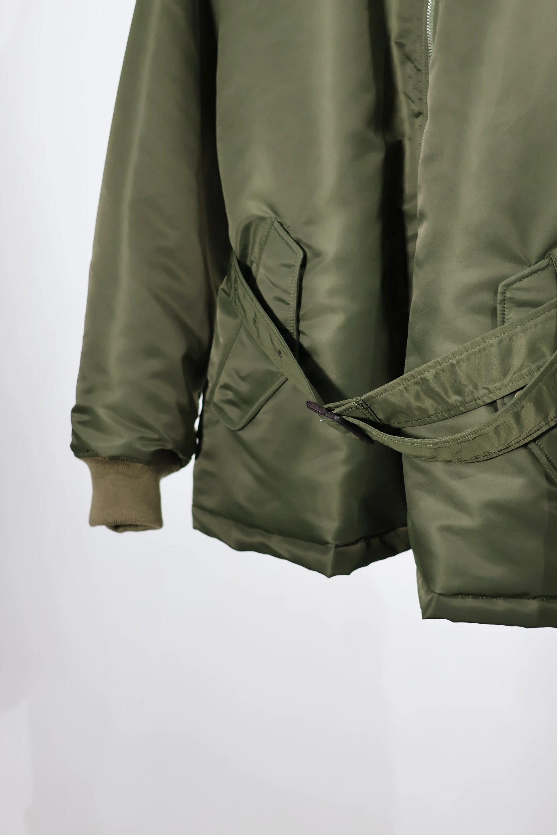INSCRIRE - MA-1 Half - KHAKI – un INSCRIRE - MA-1 Half - KHAKI – un