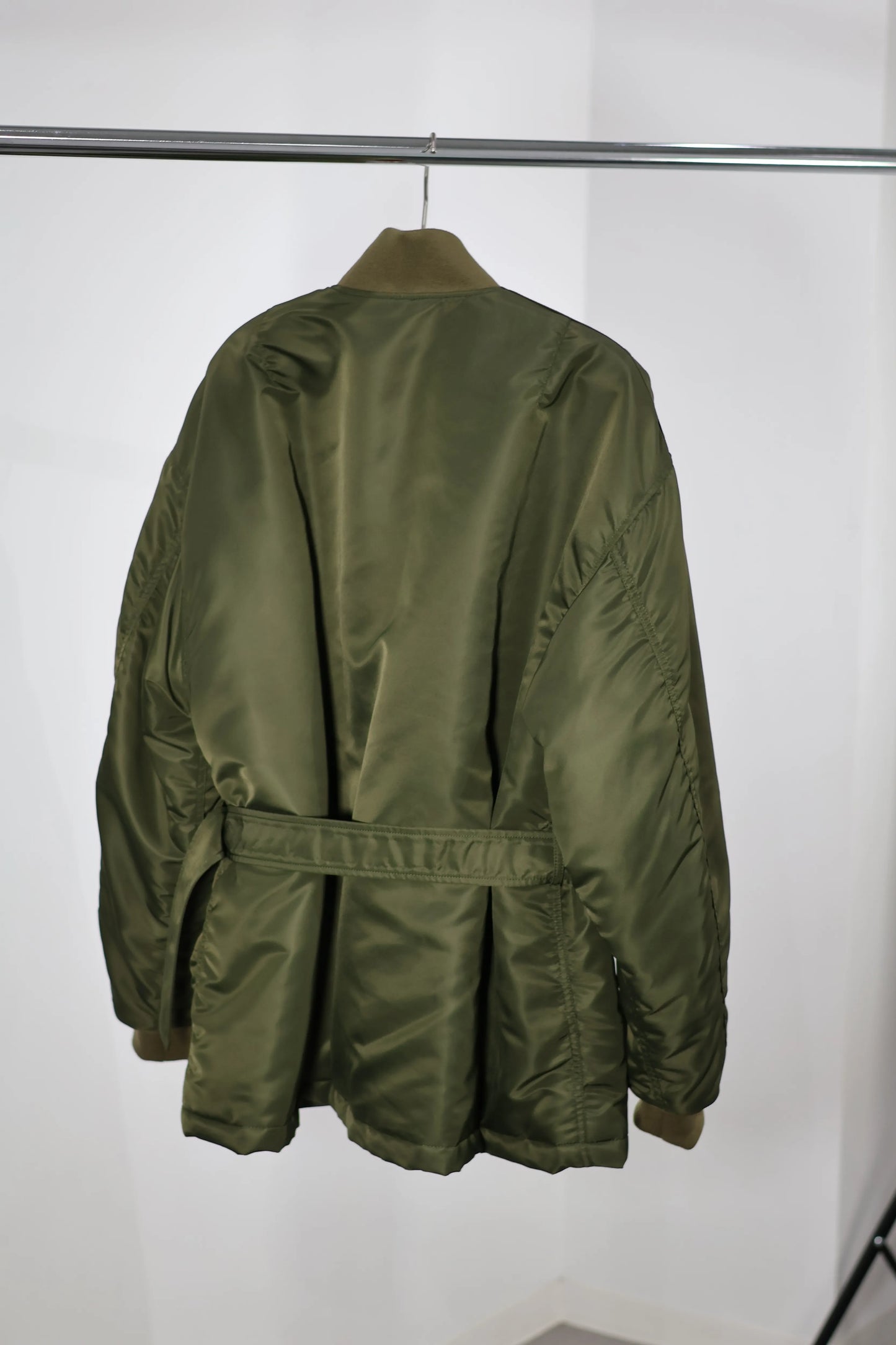 INSCRIRE - MA-1 Half - KHAKI – un INSCRIRE - MA-1 Half - KHAKI – un