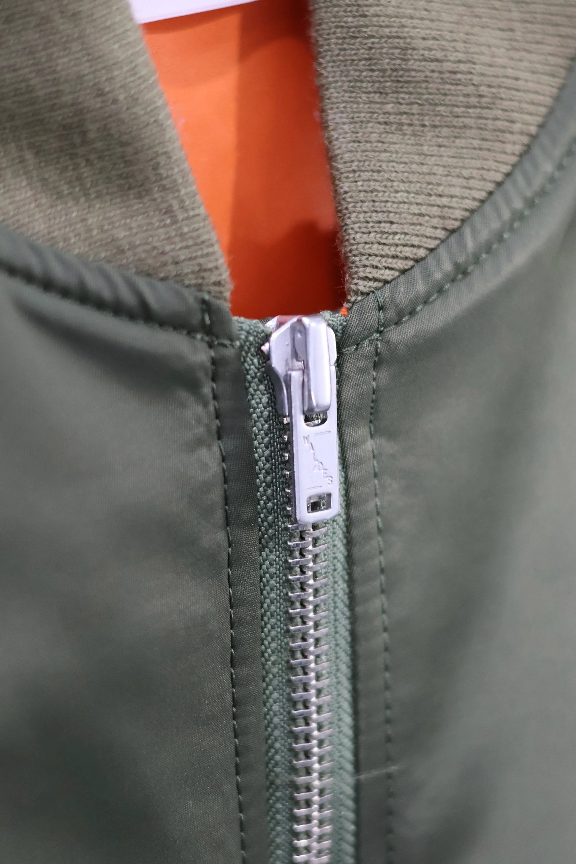 INSCRIRE - MA-1 Half - KHAKI – un INSCRIRE - MA-1 Half - KHAKI – un