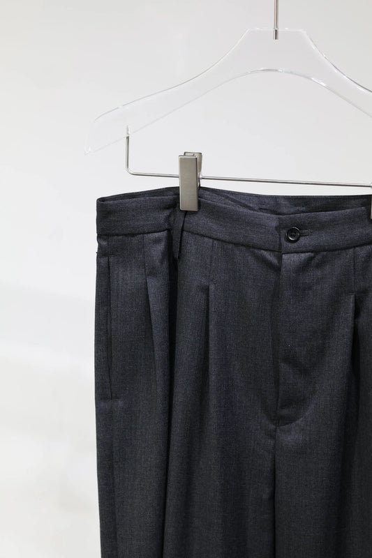 nakedgauge - WOOL GABARDINE 3PLEAT WIDE SLACKS - CHARCOAL GRAY