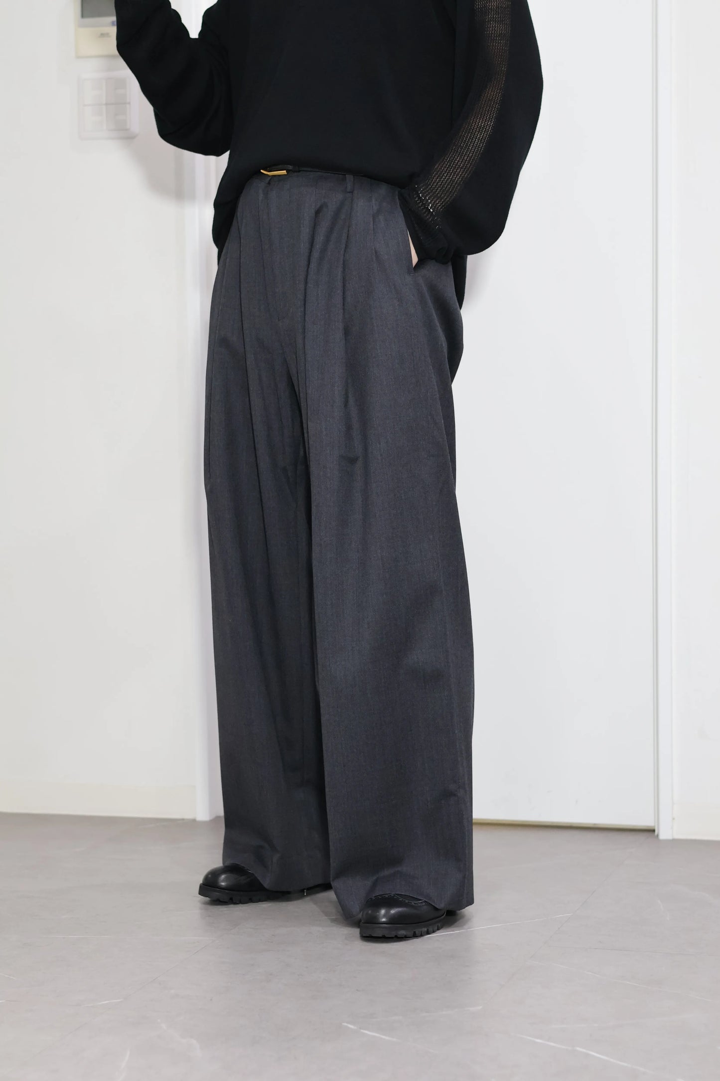 nakedgauge - WOOL GABARDINE 3PLEAT WIDE SLACKS - CHARCOAL GRAY