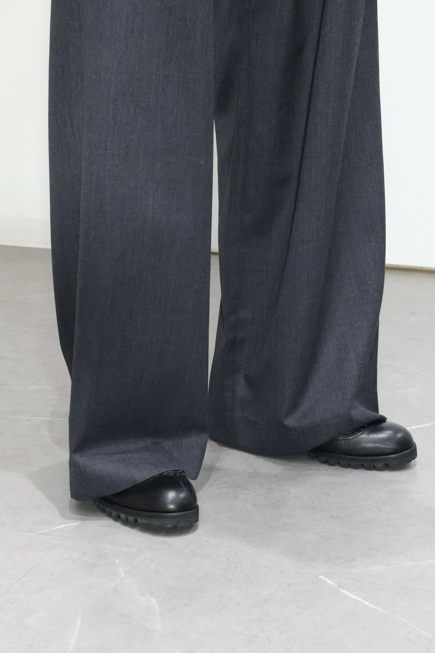 nakedgauge - WOOL GABARDINE 3PLEAT WIDE SLACKS - CHARCOAL GRAY