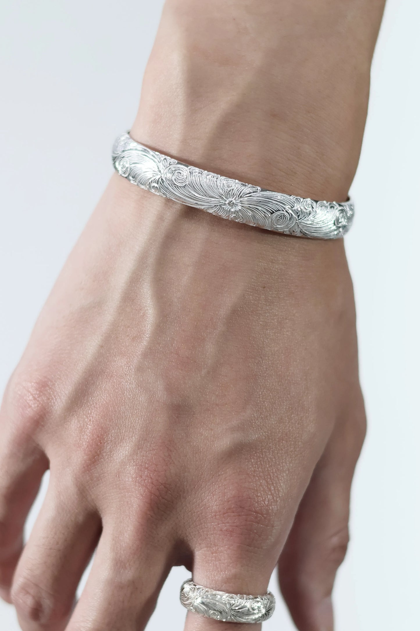 WAKAN SILVER SMITH - Arabesque bangle M - BN-068
